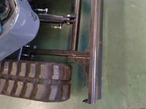 Installation method of rubber track of small excavator